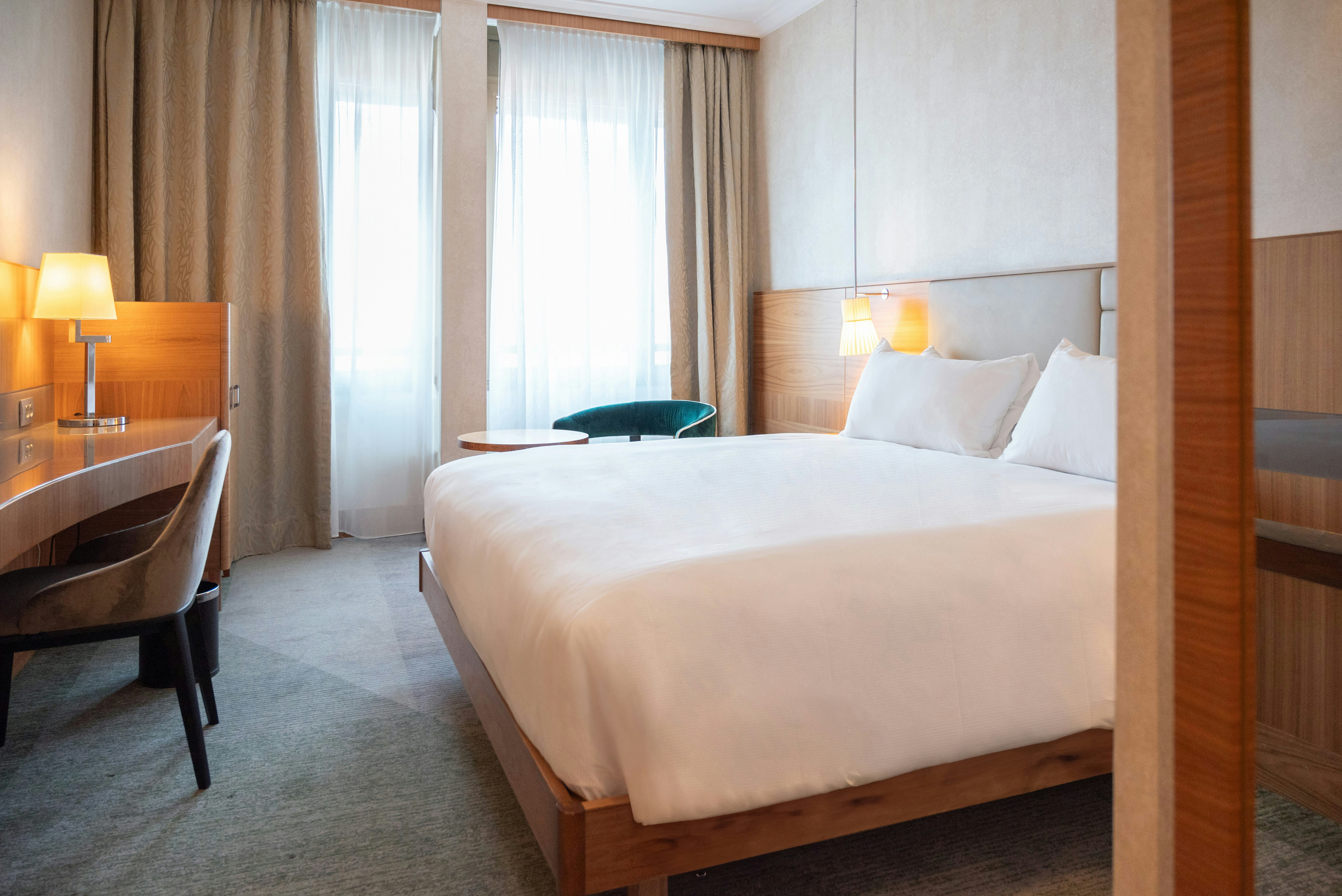 غرفة ديلوكس بسرير كينج، Hilton Milan Hotel 5/8