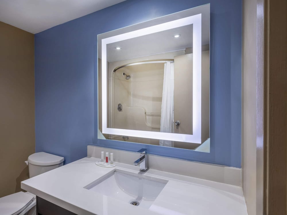 Super 8 by Wyndham Toronto East ON 49/50