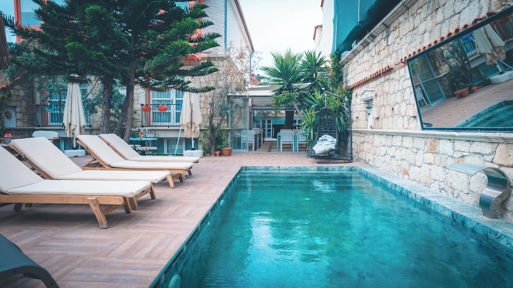 ERENDIRA HOTEL 72/75