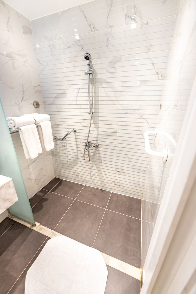 غرفة سوبيريور ثلاثية بسرير كينج وسرير فردي بإطلالة على الحديقة، Desert Rose 2/3