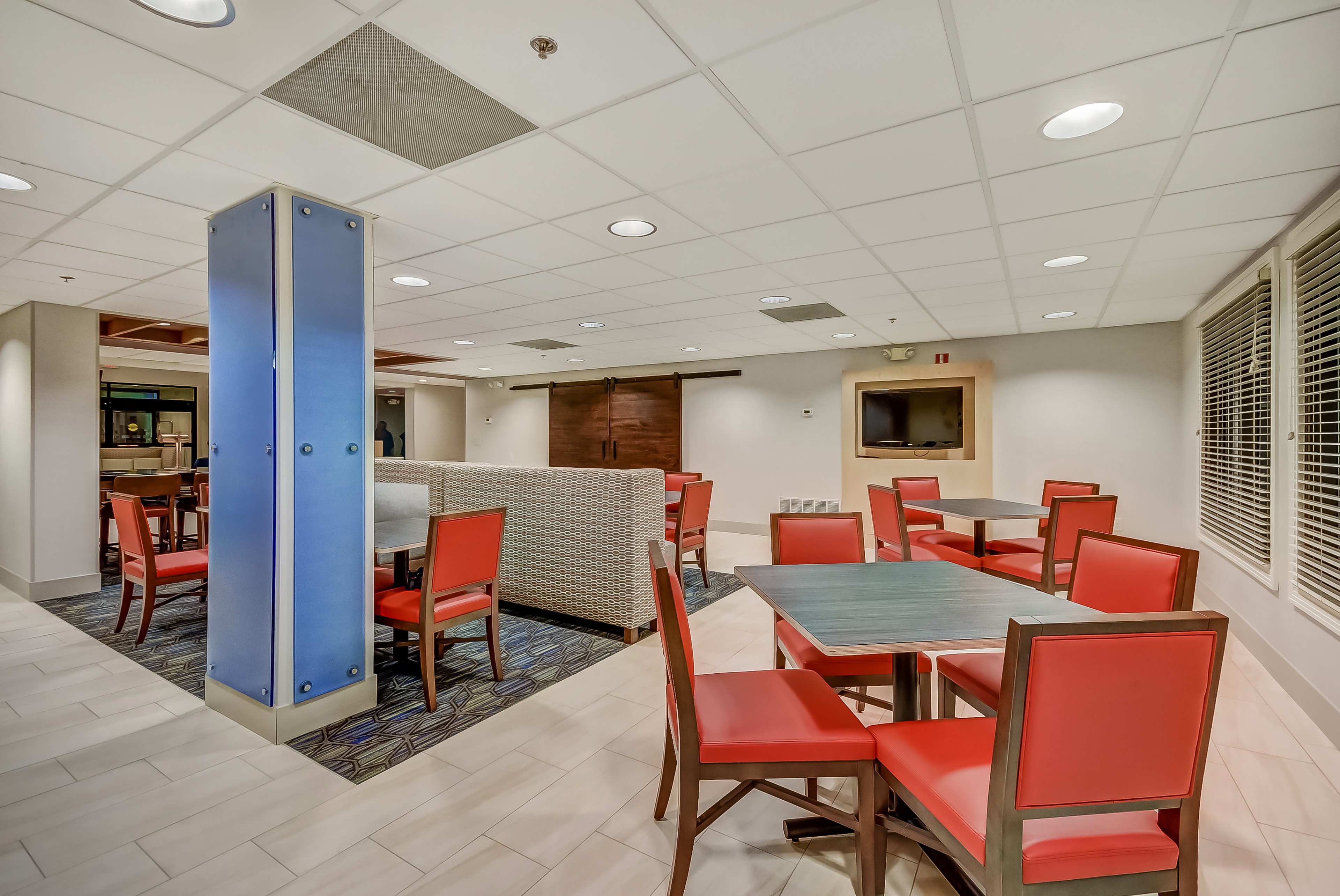Holiday Inn Express Suites Greenville Airport 46/70