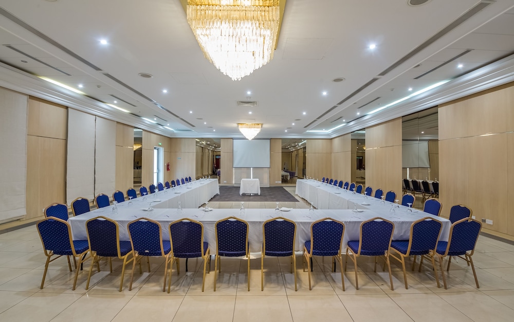 Sun Hall Hotel 65/70