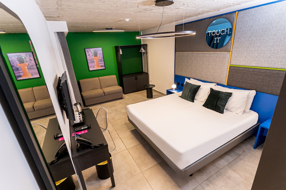 IKYK HOTEL 6/49