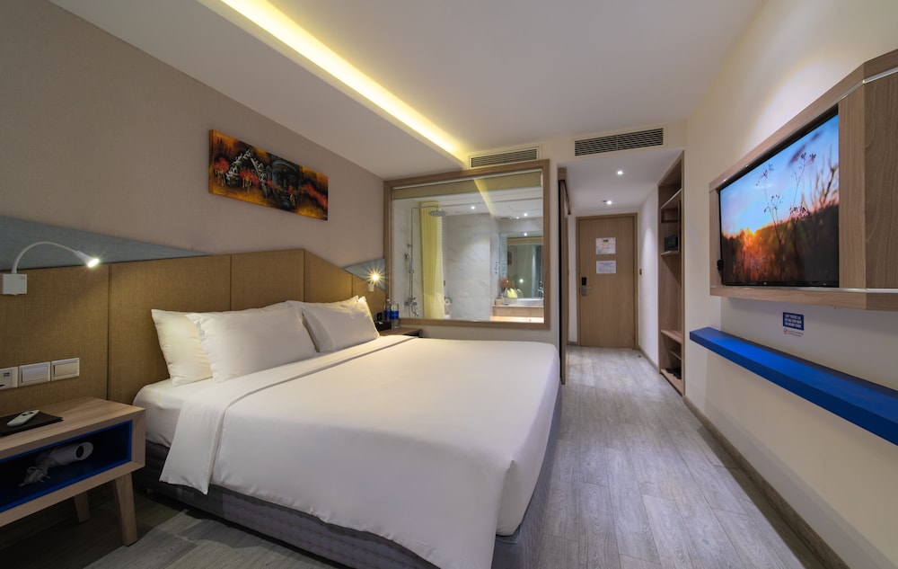 Senior, Queen Bed