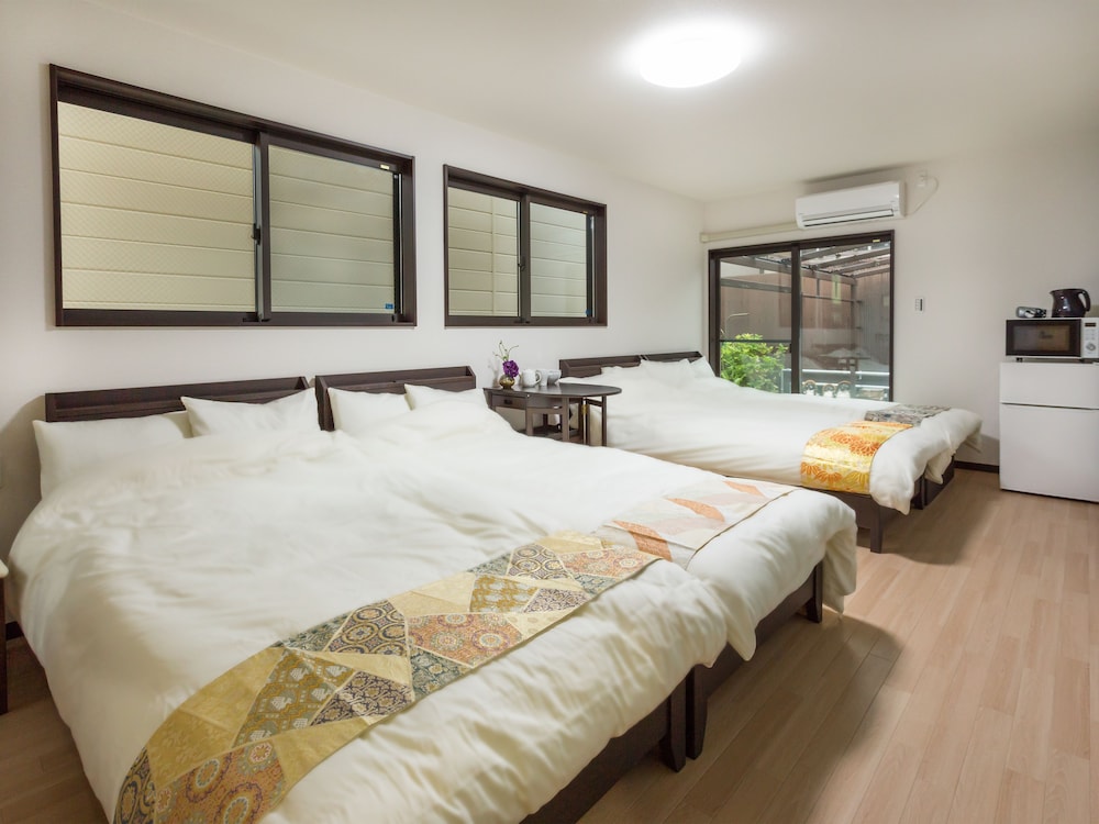 DELUXE, TRIPLE, TERRACE