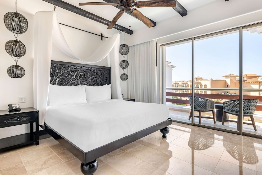 1 BEDROOM, SUITE, KING BED, BALCONY