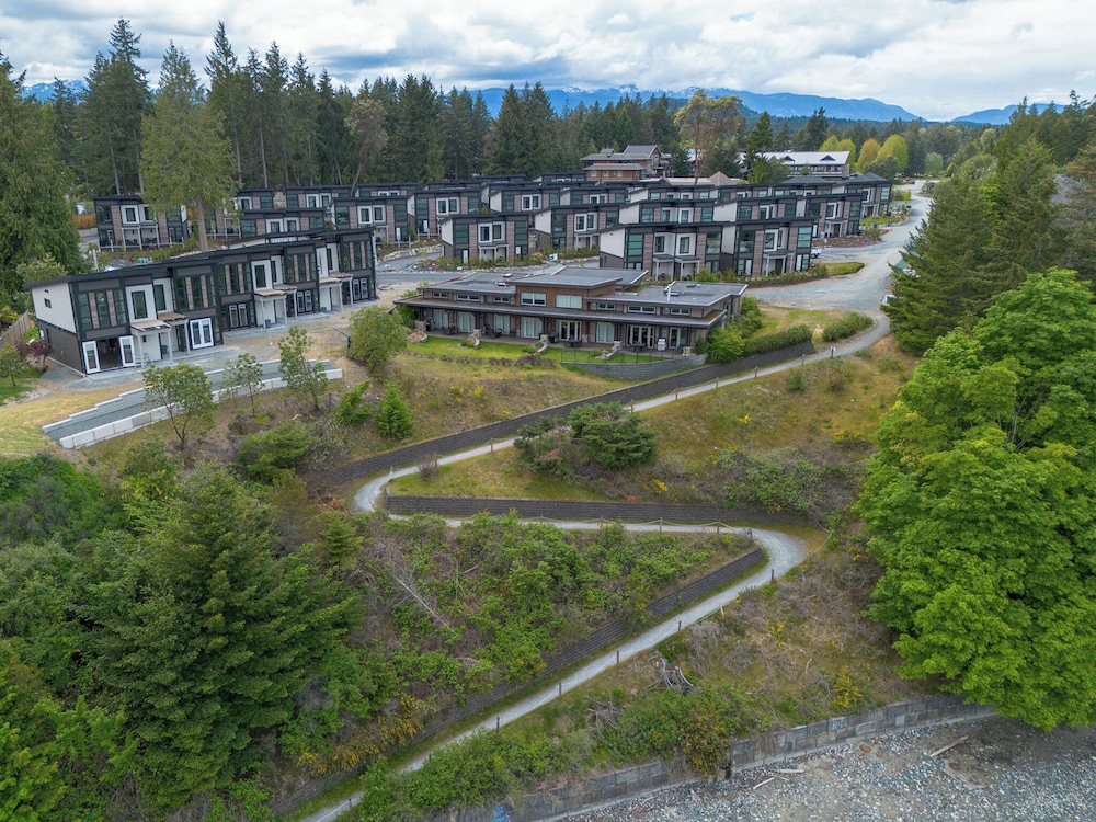 Sunrise Ridge Waterfront Resort 79/82