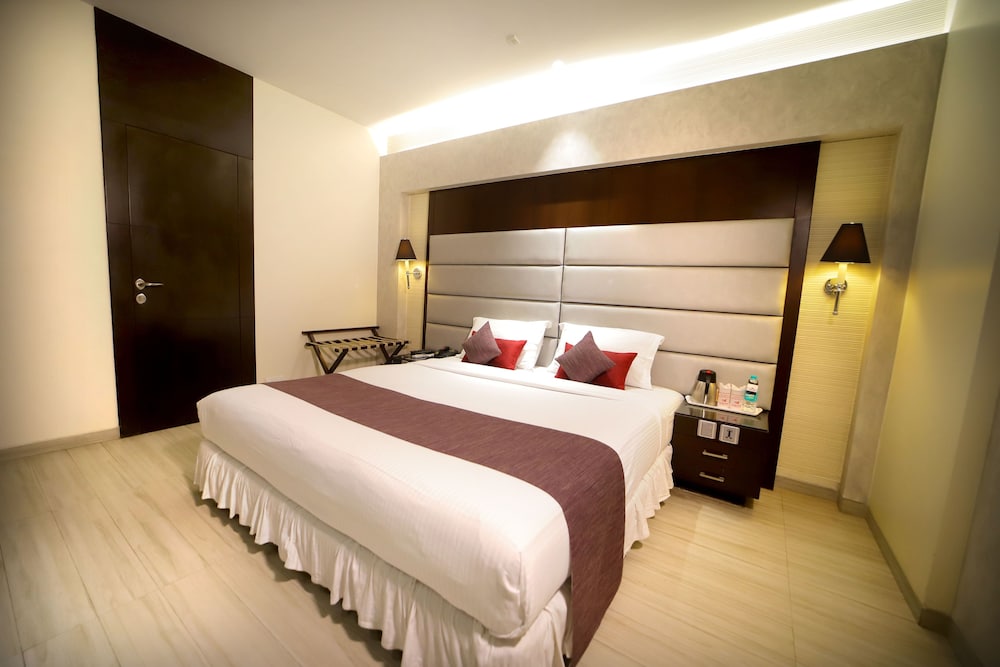 SUITE, KING BED