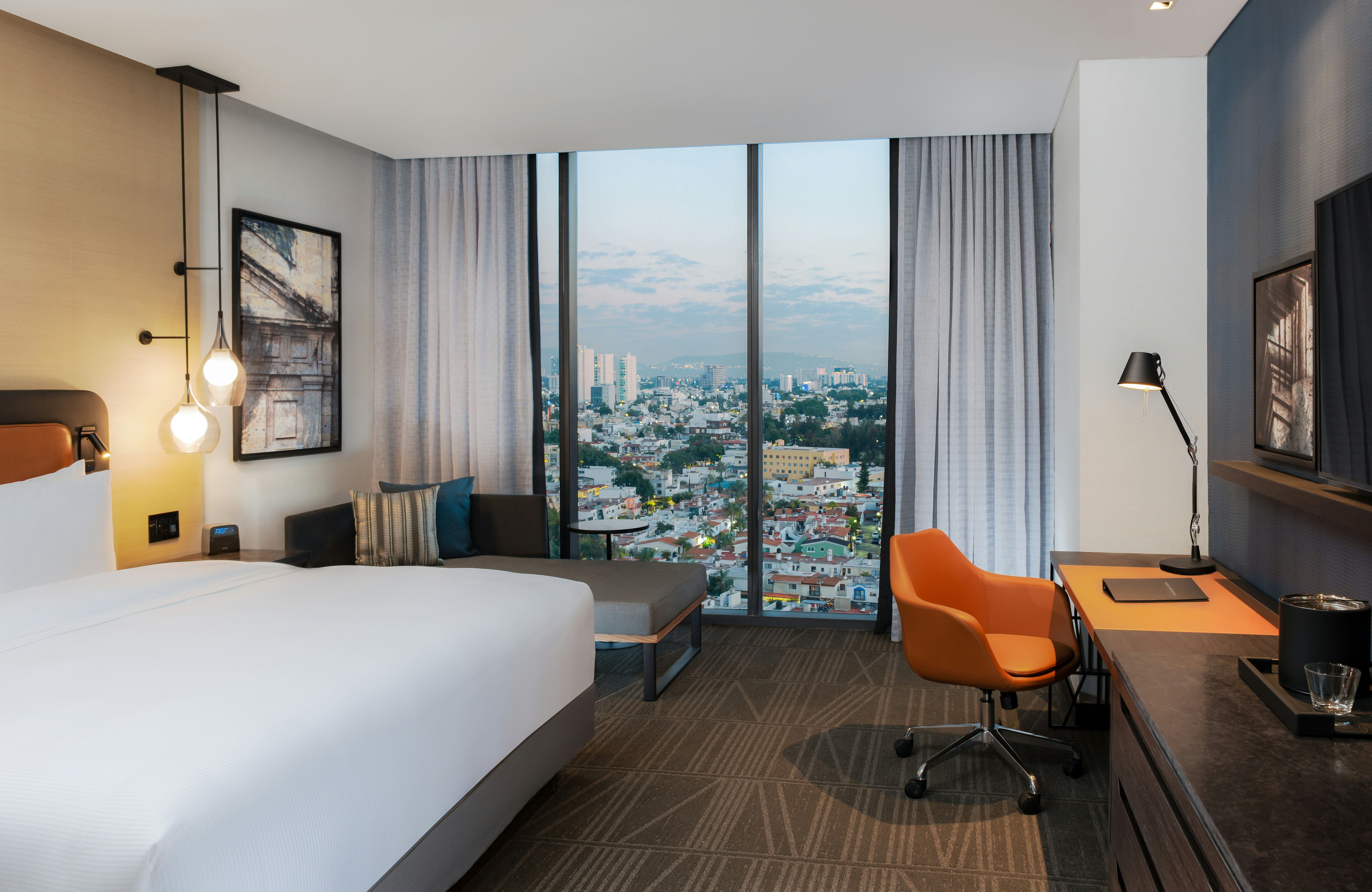 ROOM, KING BED, EXECUTIVE LEVEL, ACCESSIBLE