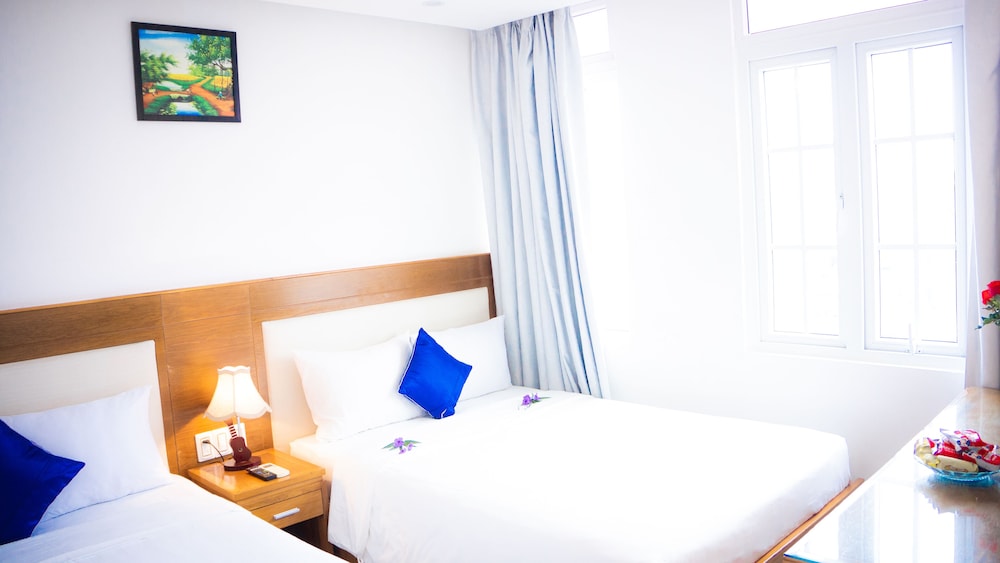 SUPERIOR, TWIN BEDS, CITY VIEW