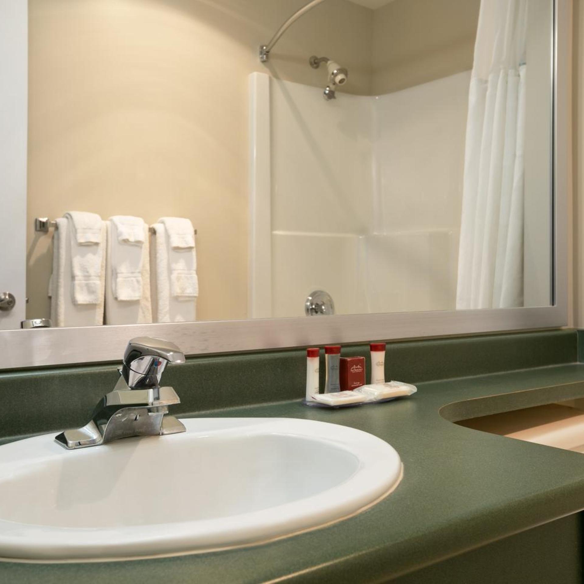 غرفة بسرير كينج وسرير كوين، Ramada Limited - Merritt 8/10