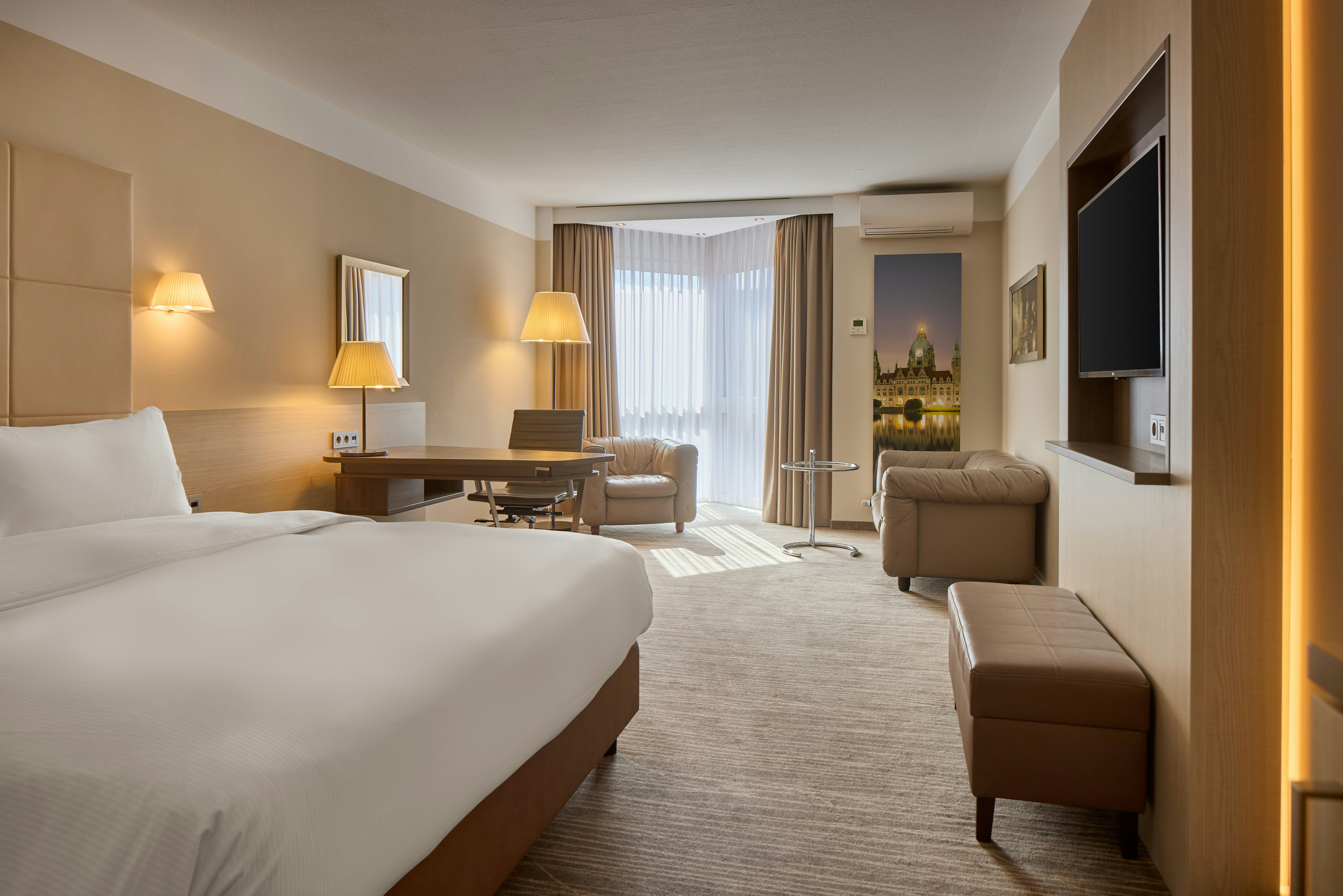 DELUXE, KING BED