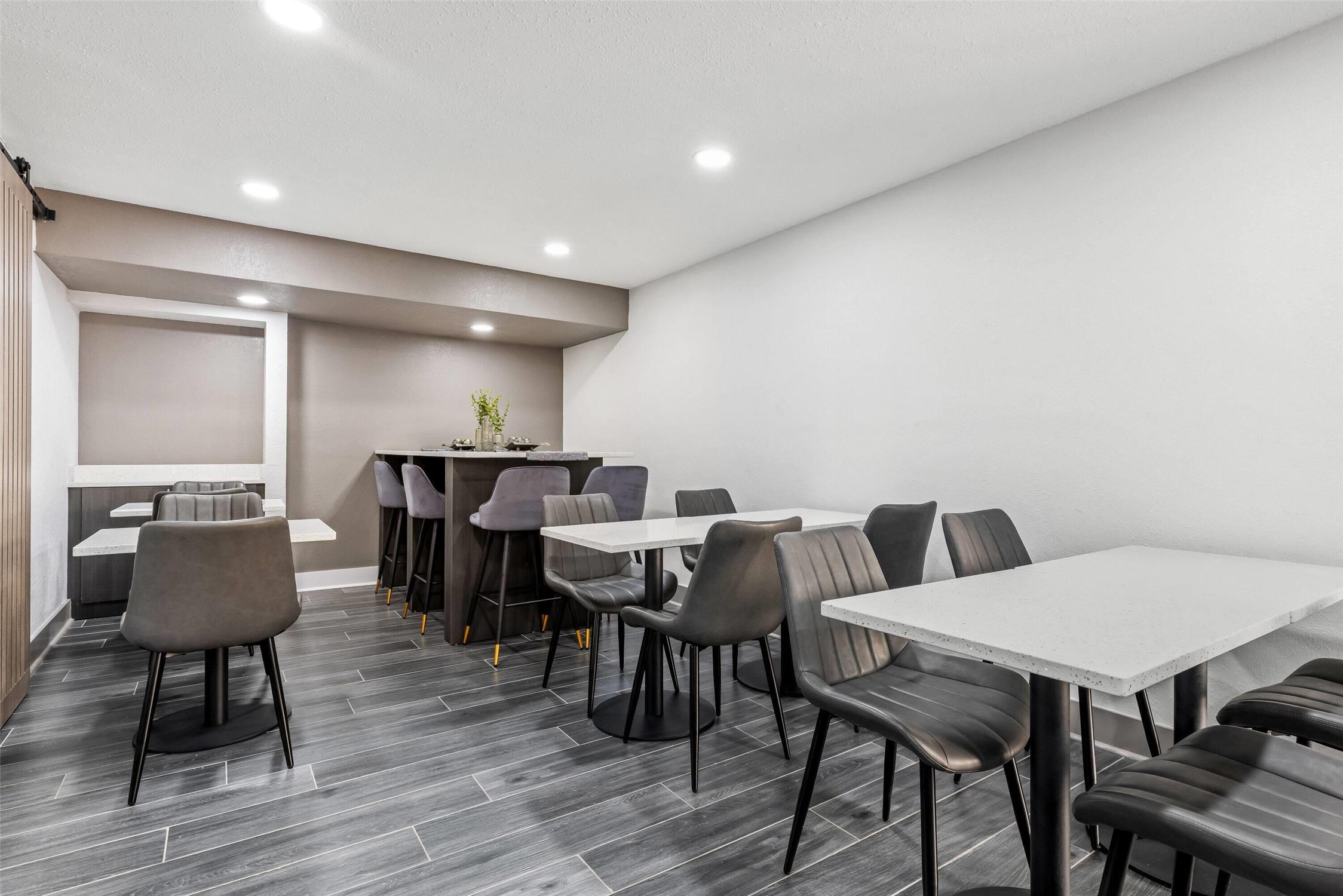 Super 8 By Wyndham Athens 30/33