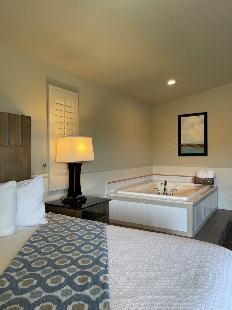 غرفة ديلوكس بسرير كينج بإطلالة جزئية على البحر بحوض جاكوزي، Cambria Landing Inn & Suites 6/10
