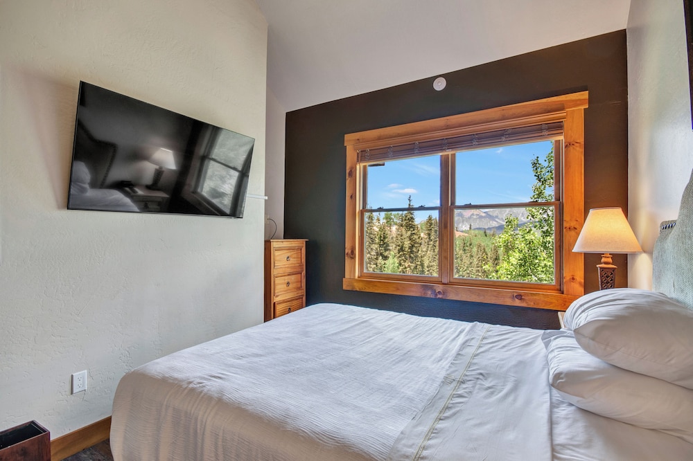 Condo, Tiny, Queen Bed, Large