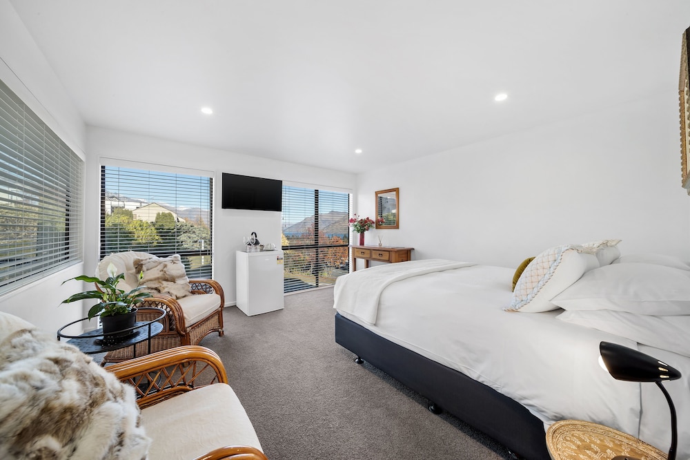LUXURY, STUDIO, KING BED, LAKE VIEW