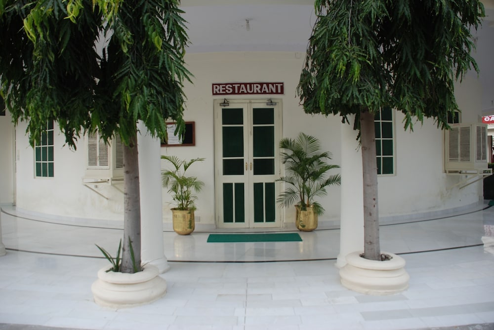 GARDEN HOTEL 44/48