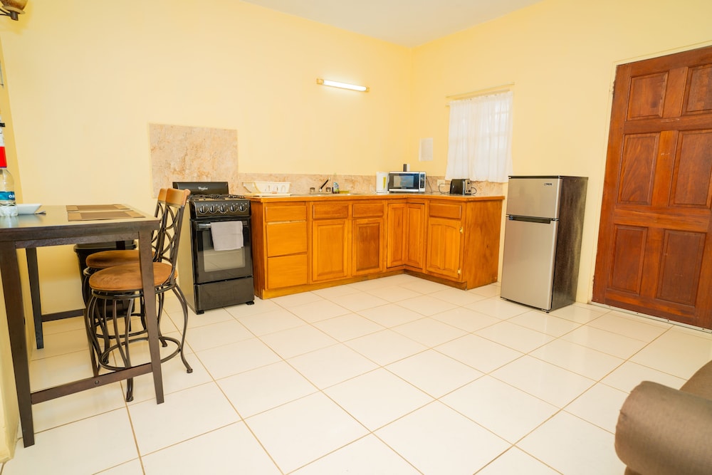 Connies Comfort Suites 11/50