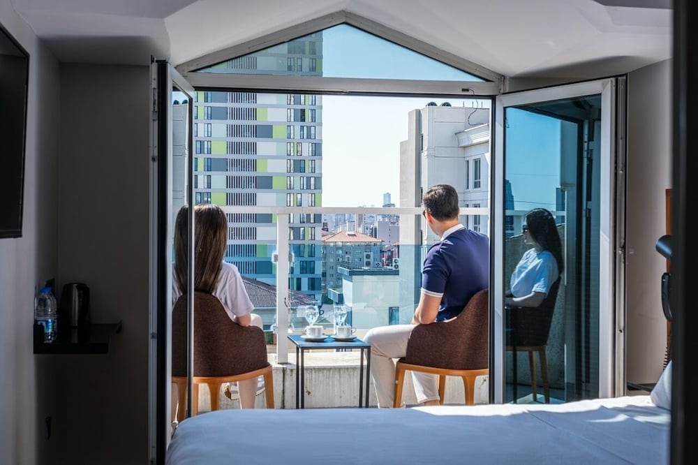 Discovery Hotel 16/69