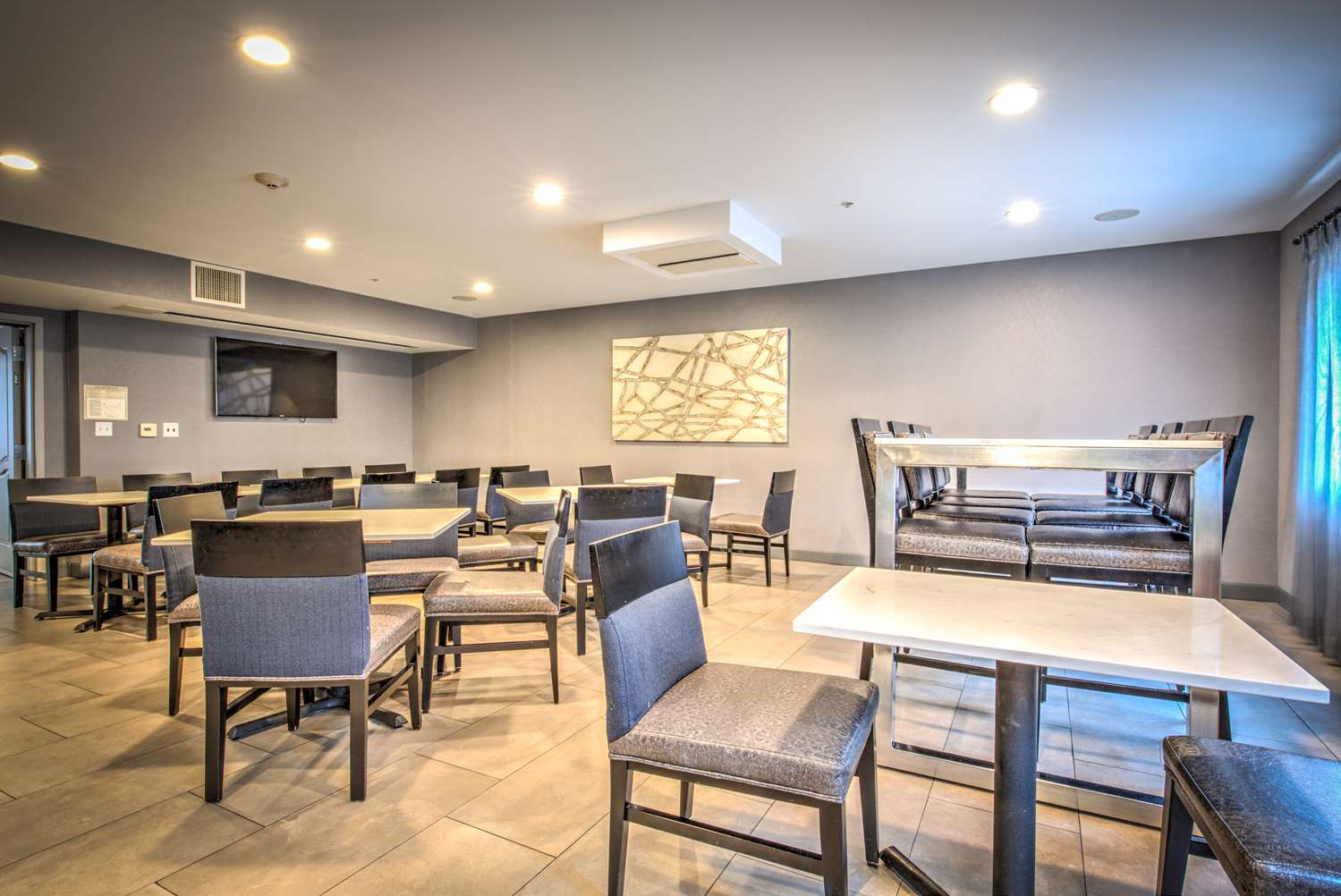 Best Western Plus Media Center Inn & Suites 25/28