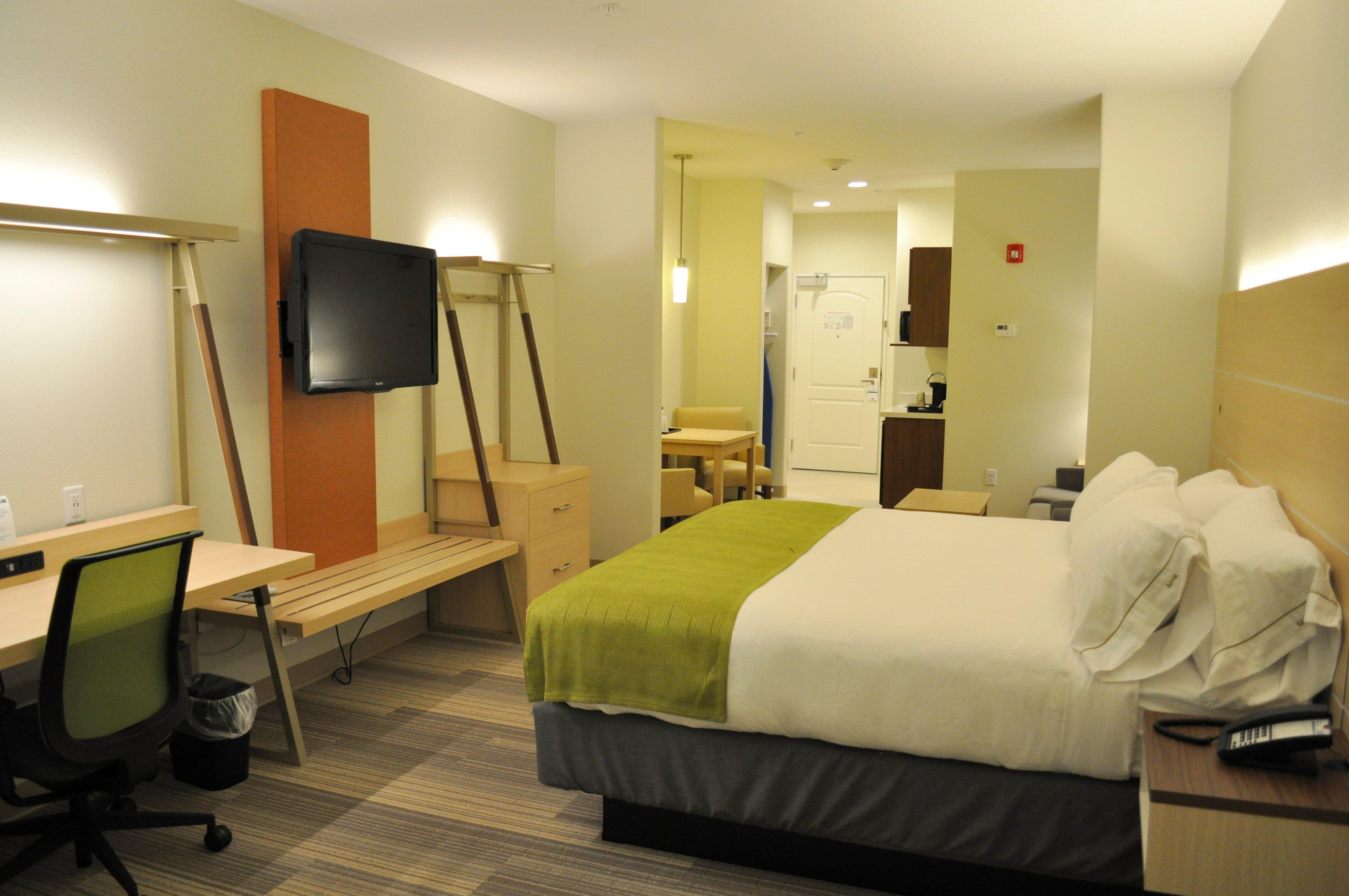 Suite, King Bed, Living Area