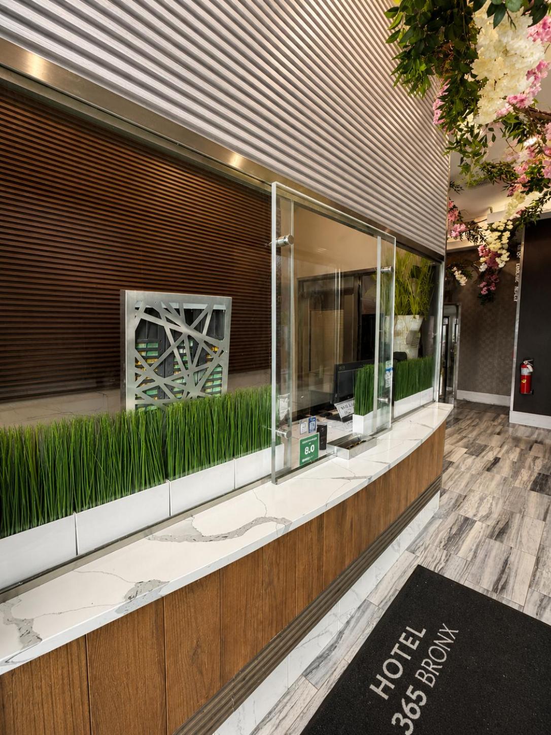 Hotel 365 Bronx 17/50