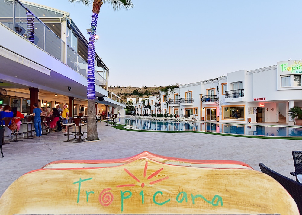 Tropicana Beach Apartments 16/38