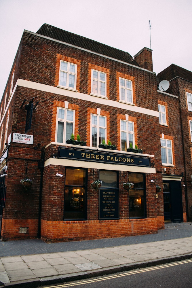 Three Falcons Hotel 4/50