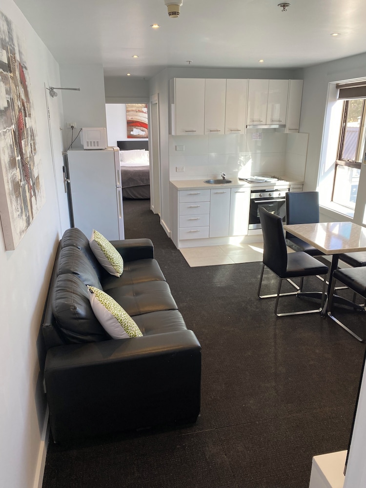 APARTMENTS ON CHAPMAN 15/27