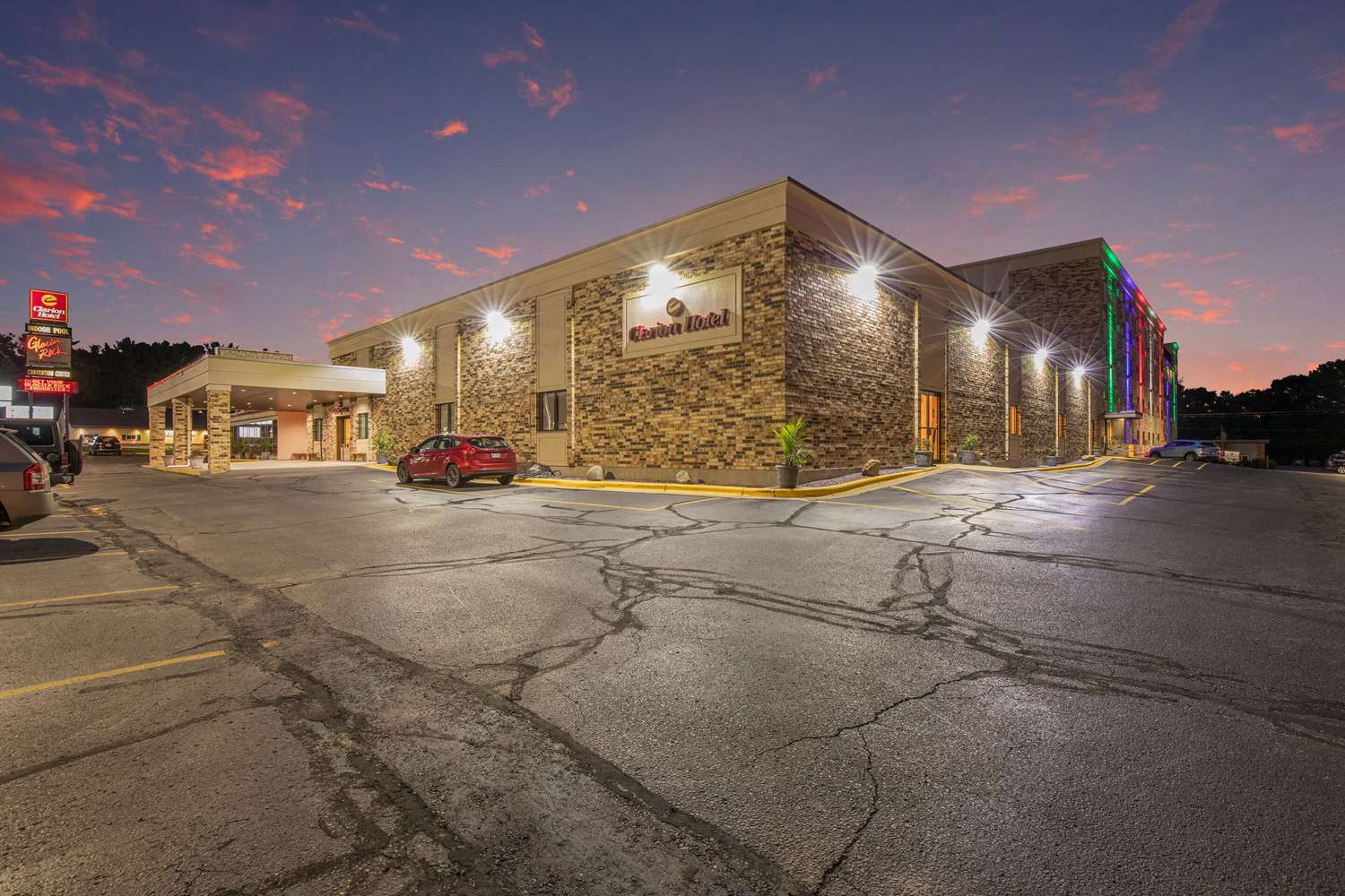 AmericInn & Suites By Wyndham Baraboo Event Center 23/25