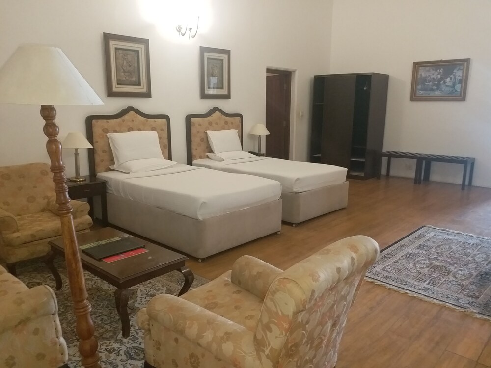 Jayamahal Palace Hotel 23/68