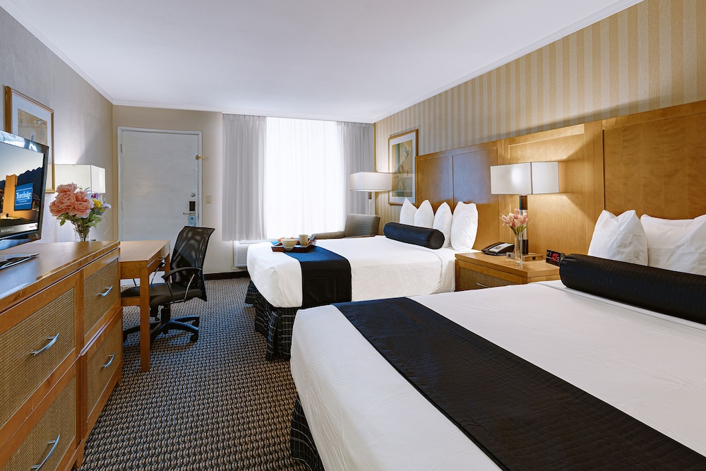 Travelodge By Wyndham Palm Springs 10/41