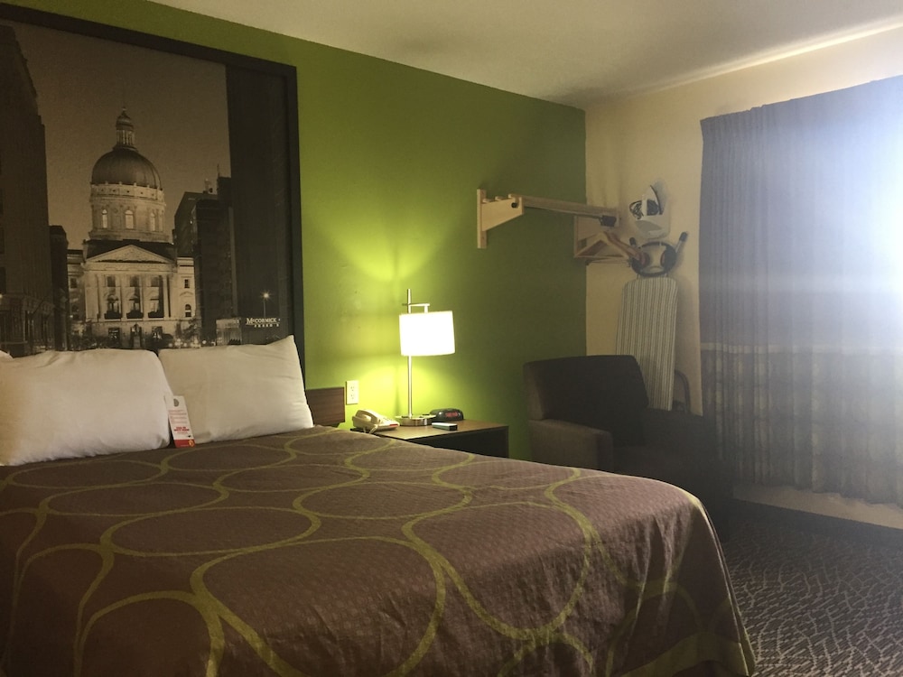 Super 8 by Wyndham Muncie/Ball St. College Area 18/24
