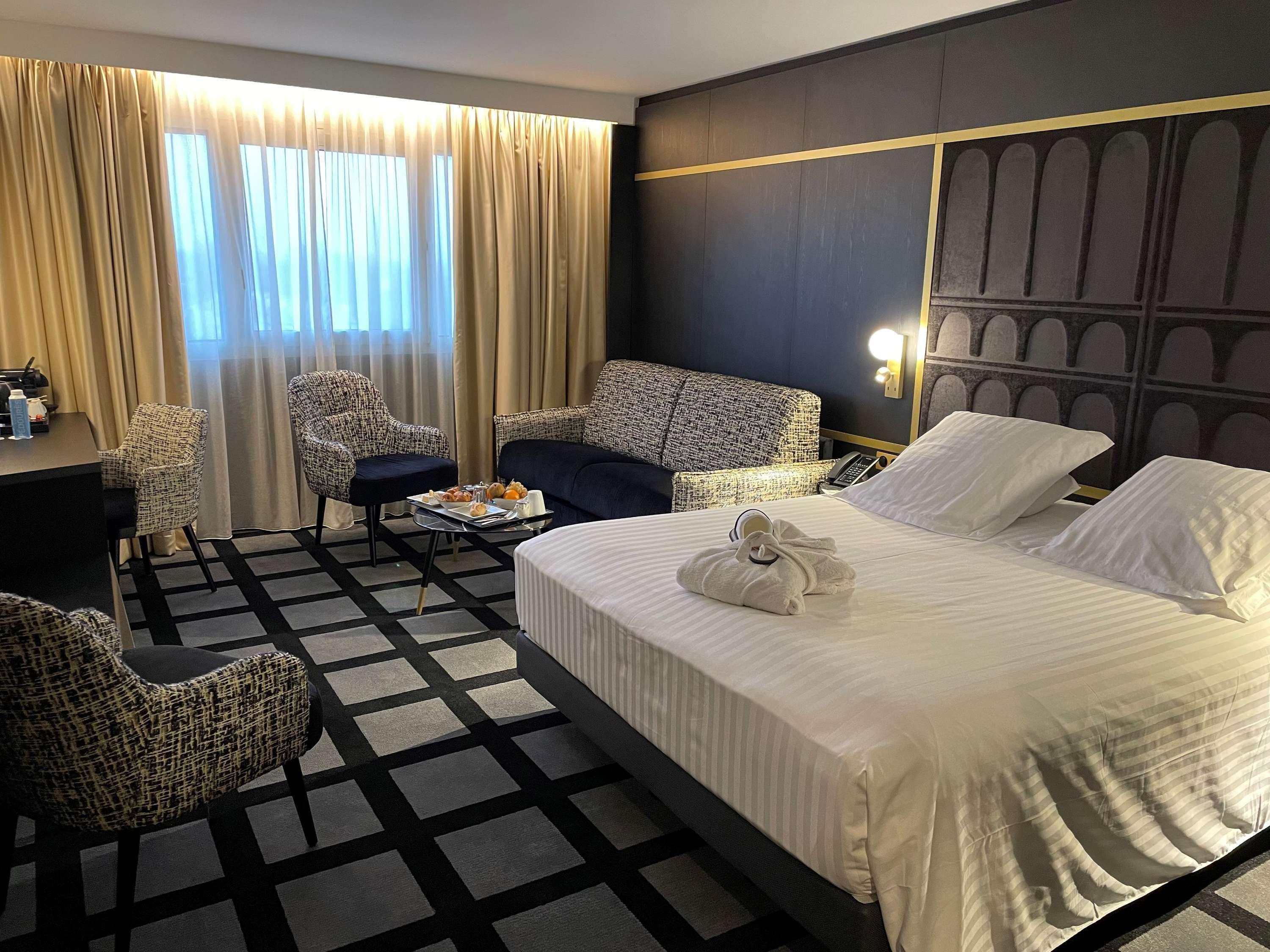 Deluxe, Queen Bed, Sofa