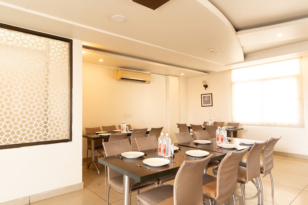 Fabhotel Signature Inn 44/50