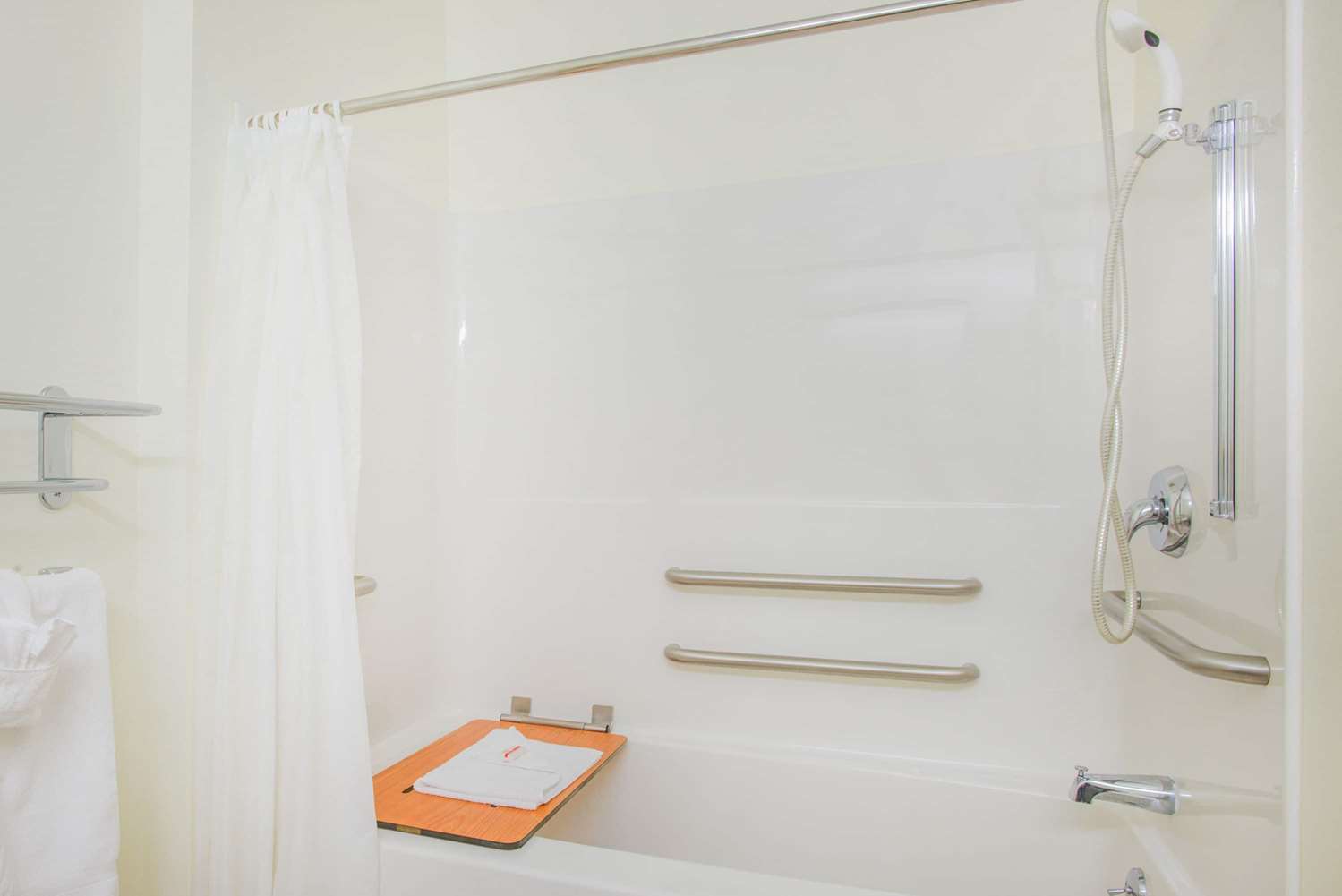 Microtel Inn & Suites by Wyndham Plattsburgh 40/41