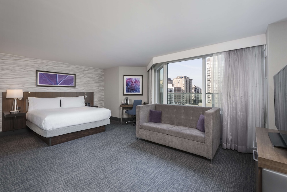DELUXE, KING BED
