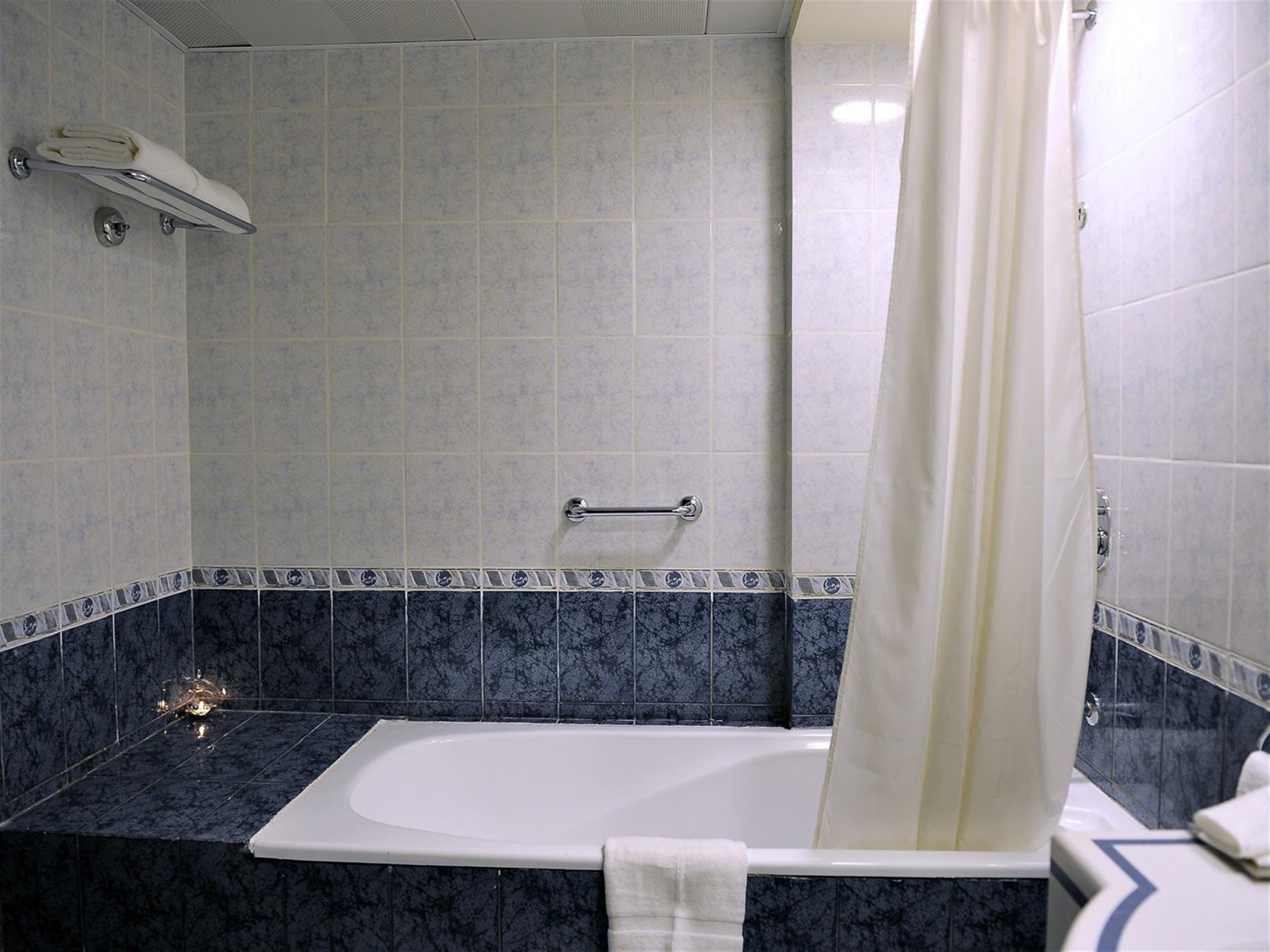 Room, Twin Beds, Pool Access 4/5