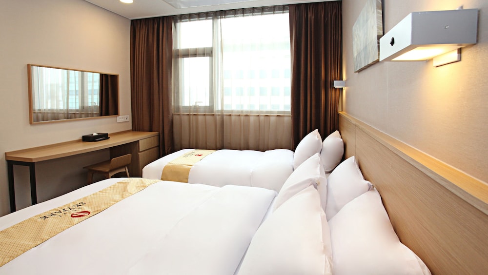 DELUXE, 1 DOUBLE AND 1 SINGLE BED