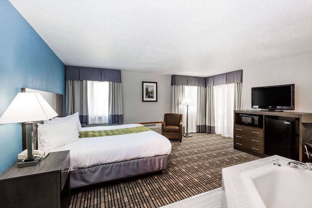 Baymont By Wyndham Pella 12/40