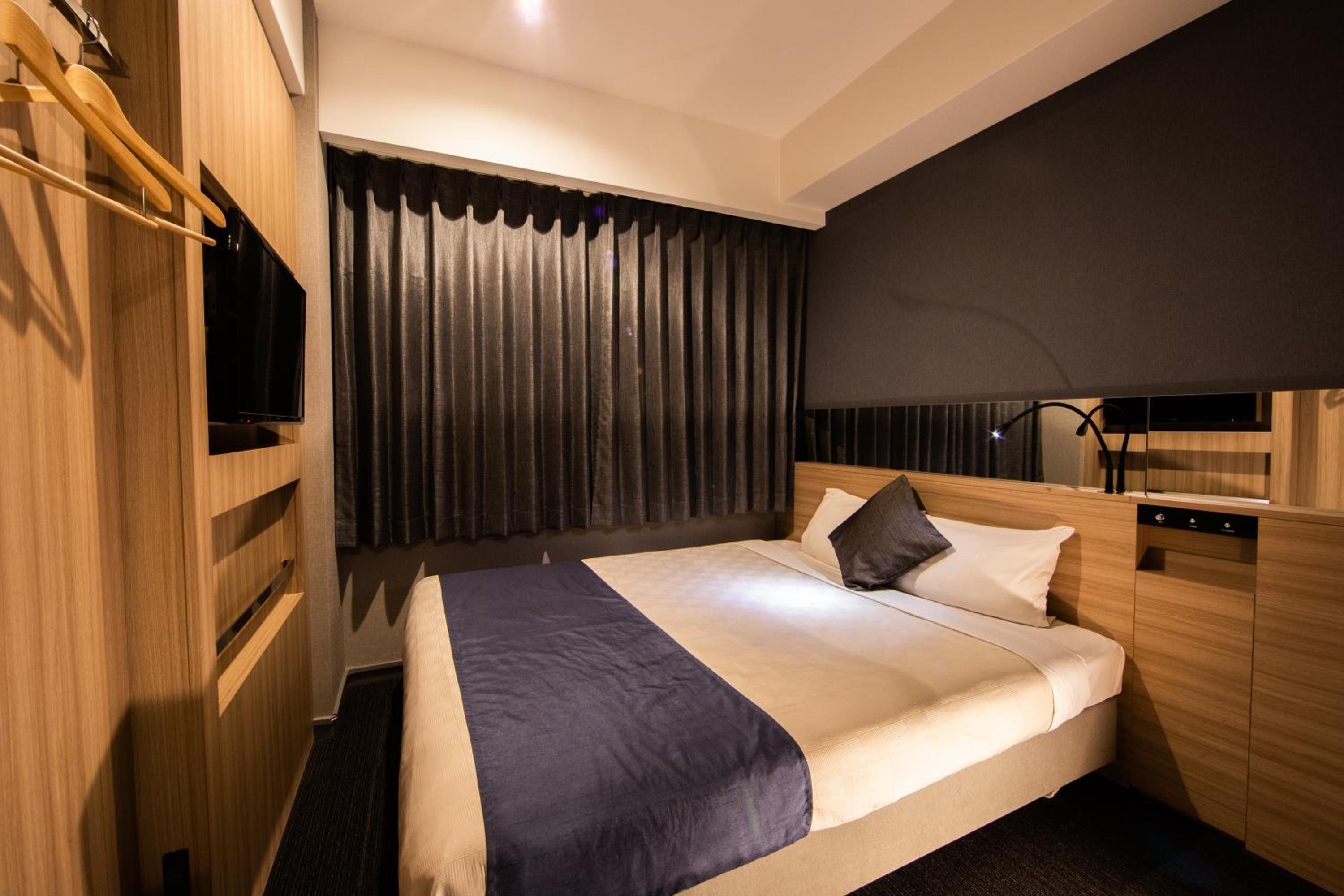 Moderate, Queen Bed