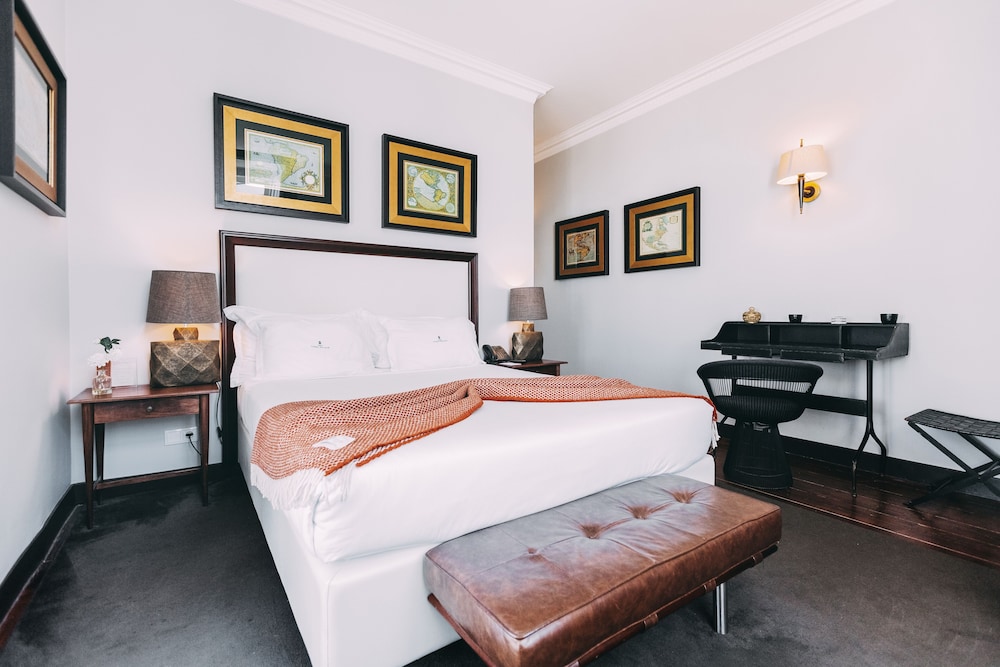 Royal, Queen Bed, City View, Jetted Tub