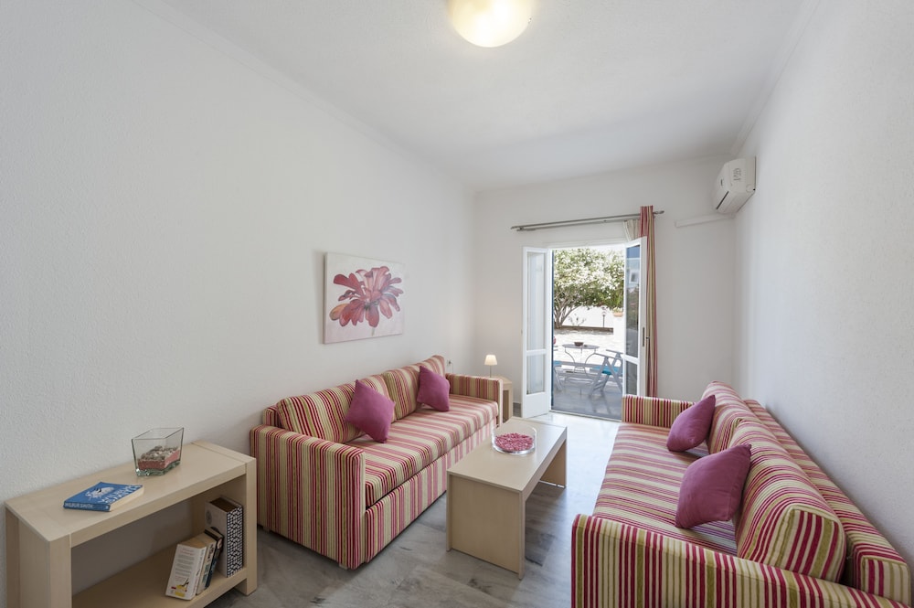 Narges Hotel 33/50
