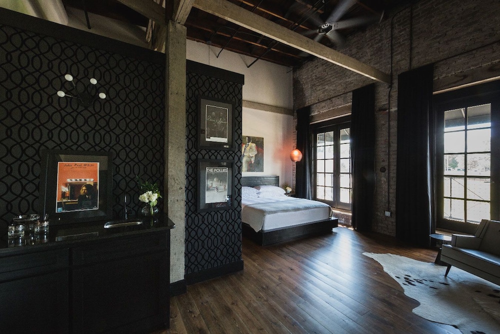 Gunrunner Boutique Hotel 47/63