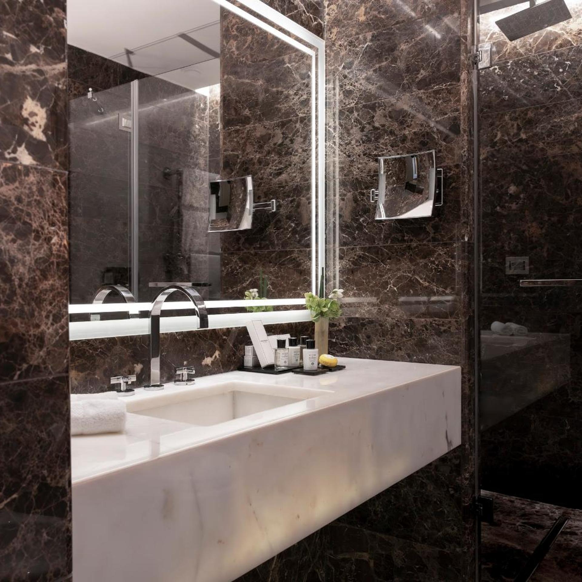 Suite, King Bed, The First Roma Arte 4/5