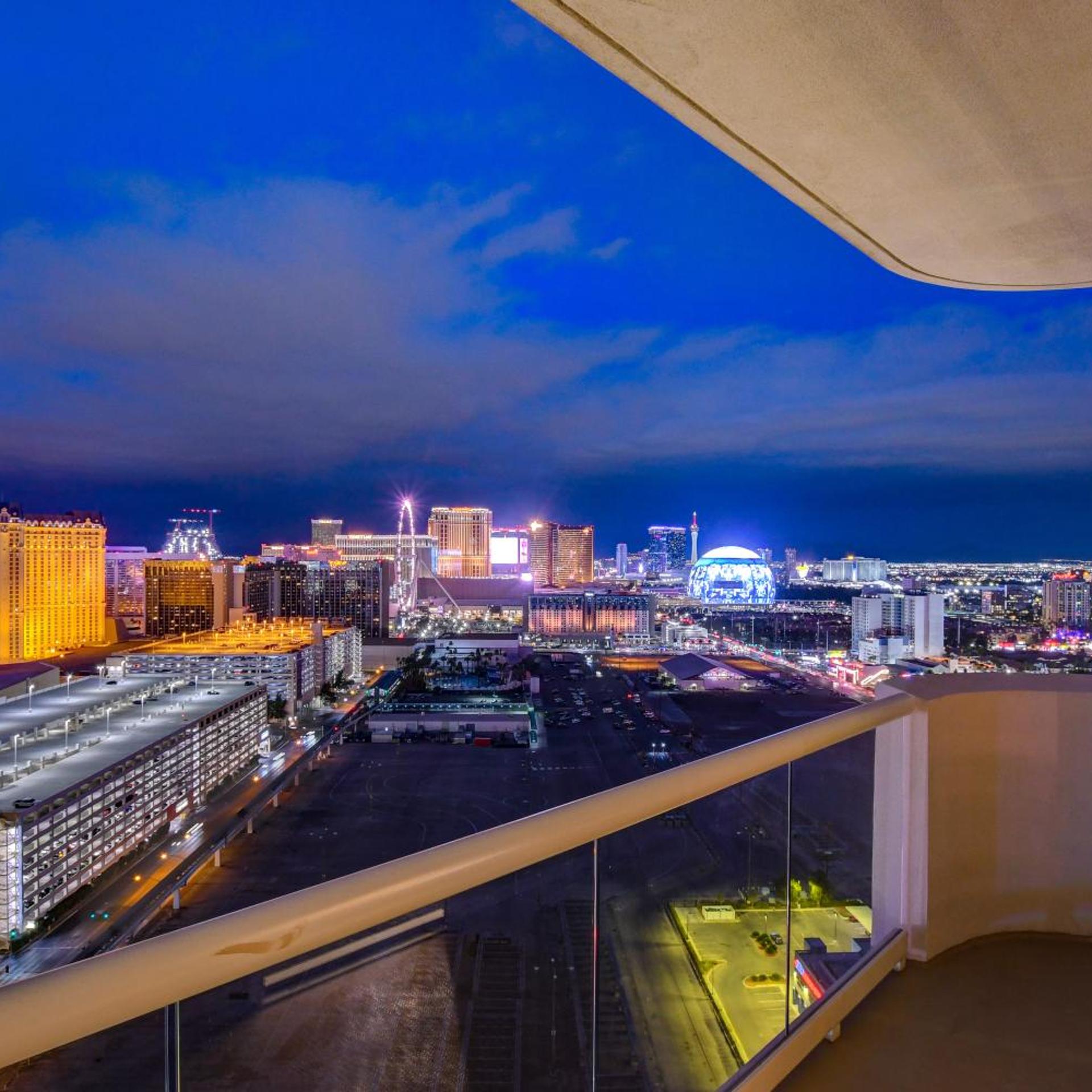 SPHERE VIEW - Signature MGM Resort Lucky Gem Penthouse & Luxury Suites 27817 38/44