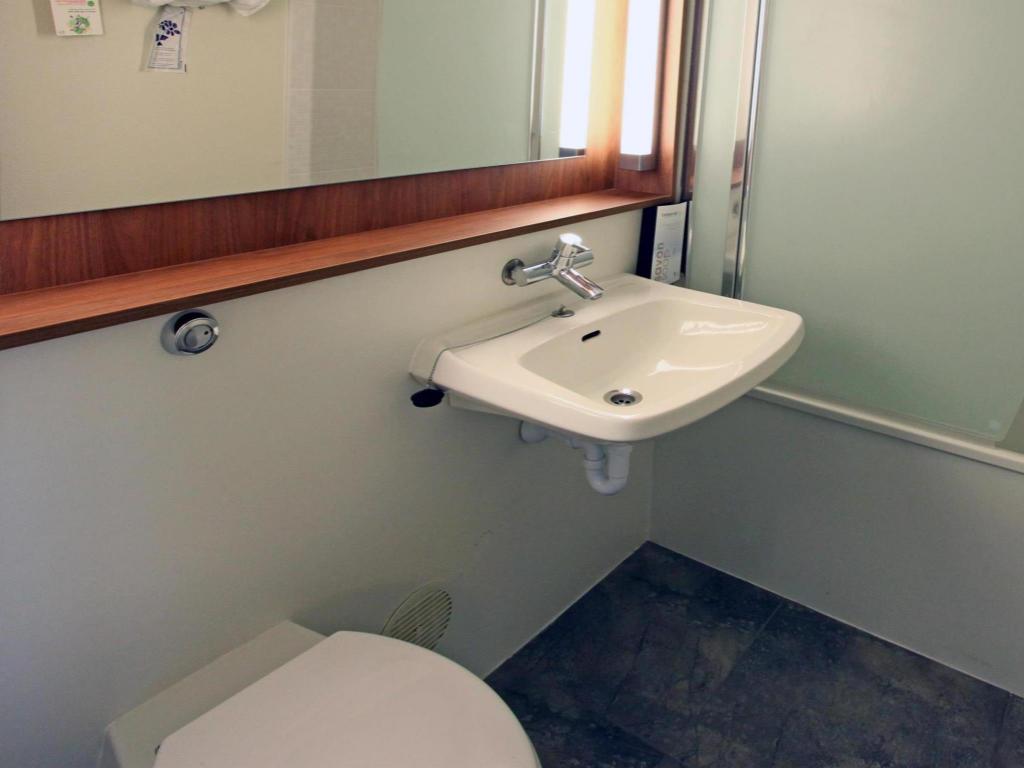 Room, Twin Beds, Hotel Campanile Angers Ouest Beaucouze 4/4