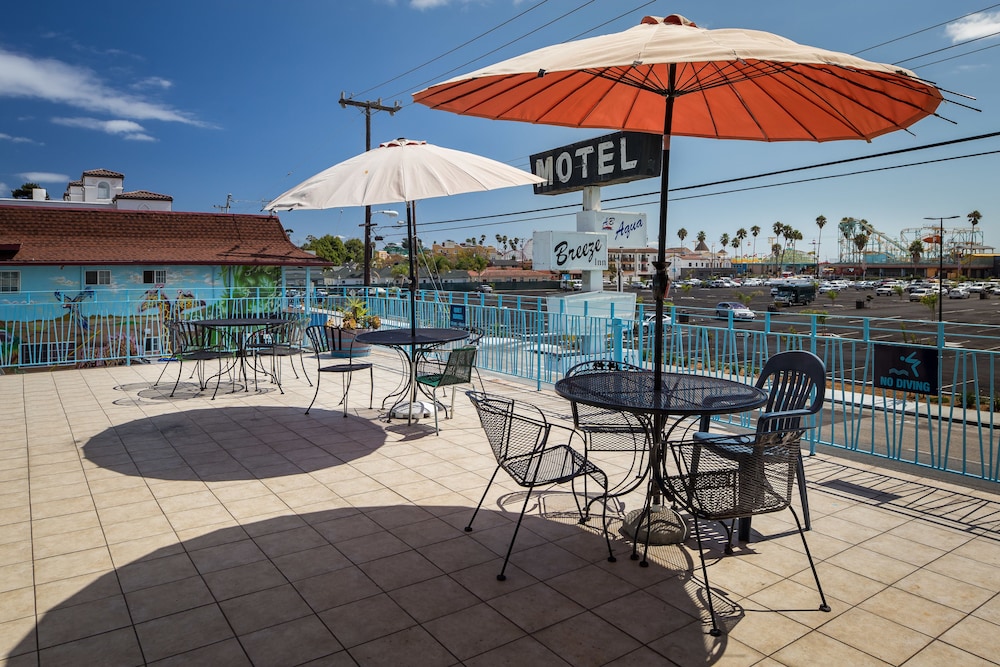 Aqua Breeze Inn 37/55