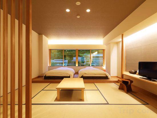 Semi Western, Style, 3 Futon Beds, River View, North Wing