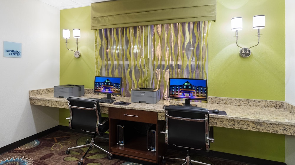 Holiday Inn Express & Suites Wyomissing 44/44